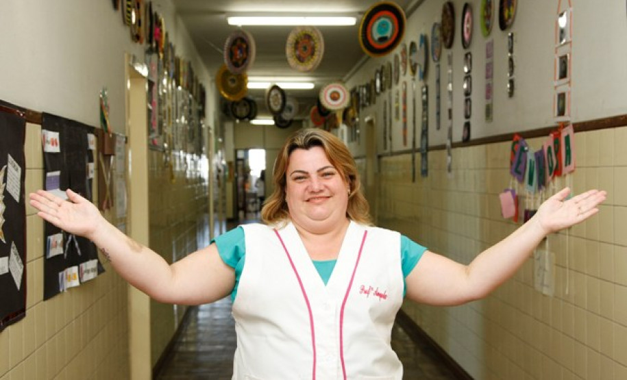 O Colégio Estadual Sagrada Família, em Campo Largo, é um dos melhores colégios estaduais colocados no Enem, na foto a professora Angela Maria Fernandes.