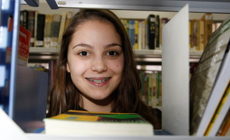 Fórmula para êxito também passa por adequada metodologia e ainda envolve disciplina, dedicação de professores e alunos, além de boa infraestrutura. Na foto a aluna Geovanna Ceccatto, do Colégio Estadual Sagrada Família, em Campo Largo.
