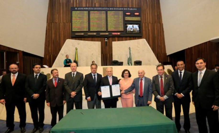 O Governo do Estado, por meio da Secretaria de Estado da Educação e da Assessoria Especial de Juventude, firmou nesta segunda-feira (17) um convênio com a Assembleia Legislativa do Paraná, Tribunal de Justiça e Ministério Público do Estado para colocar em prática o projeto Geração Atitude.