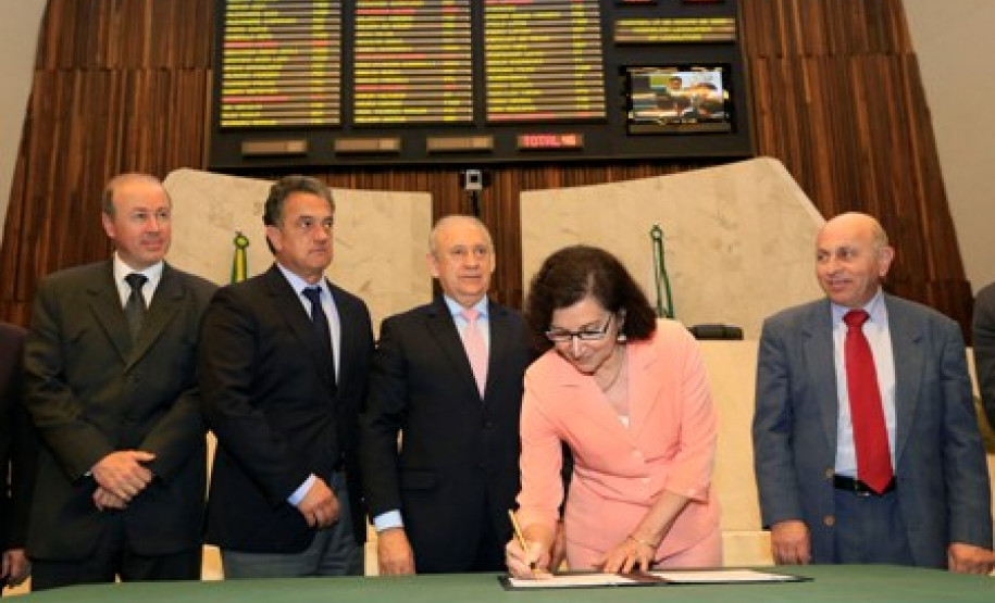 Estudantes dos ensinos médio e técnico de escolas estaduais participarão de gincanas culturais, palestras e aulas sobre funcionamento dos Três Poderes. Na foto, a secretária de Estado da Educação, Ana Seres, assina documento da parceria.