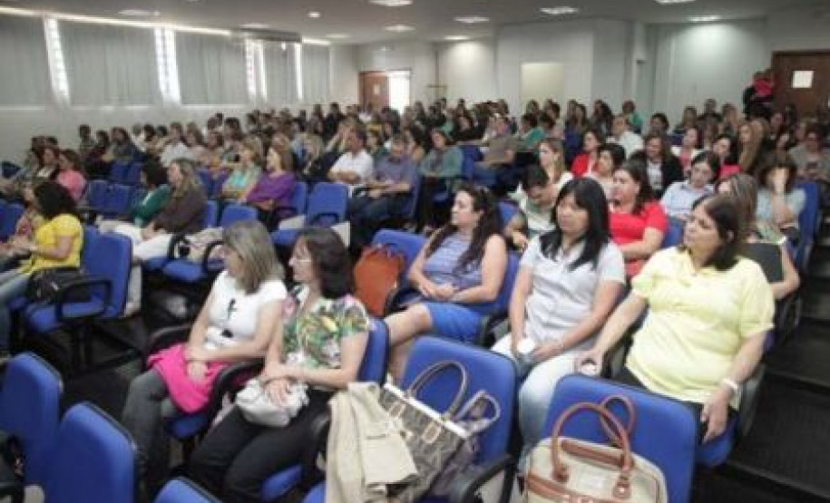 Foi publicado, na edição desta terça-feira (18) do Diário Oficial do Estado, o edital 50/2015, que estabelece normas para a convocação dos professores da Rede Pública Estadual do Paraná para o Programa de Desenvolvimento Educacional (PDE). A próxima turma começará no início do ano letivo de 2016.