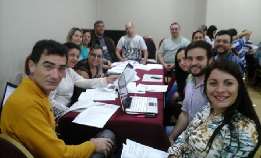 O trabalho de atualização dos currículos dos cursos técnicos da rede estadual de ensino teve continuidade, nessa semana, na cidade de Foz do Iguaçu (Oeste do Paraná). As oficinas se encerraram nessa quinta-feira (20) com a discussão de três cursos do Eixo Tecnológico Gestão e Negócios: Técnico em Administração, Técnico em Contabilidade e Técnico em Recursos Humanos