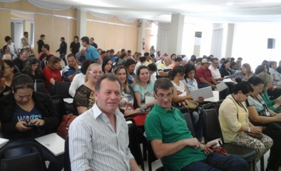 O trabalho de atualização dos currículos dos cursos técnicos da rede estadual de ensino teve continuidade, nessa semana, na cidade de Foz do Iguaçu (Oeste do Paraná). As oficinas se encerraram nessa quinta-feira (20) com a discussão de três cursos do Eixo Tecnológico Gestão e Negócios: Técnico em Administração, Técnico em Contabilidade e Técnico em Recursos Humanos