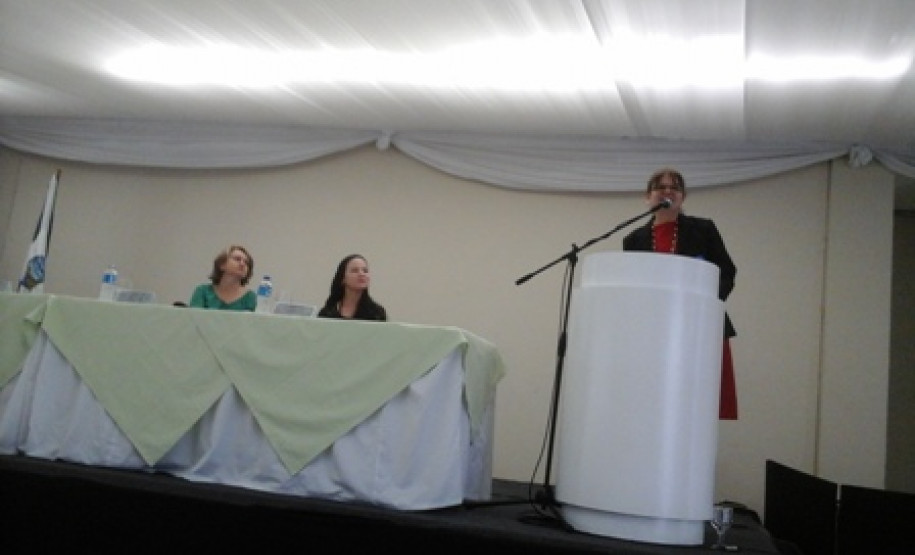 O trabalho de atualização dos currículos dos cursos técnicos da rede estadual de ensino teve continuidade, nessa semana, na cidade de Foz do Iguaçu (Oeste do Paraná). As oficinas se encerraram nessa quinta-feira (20) com a discussão de três cursos do Eixo Tecnológico Gestão e Negócios: Técnico em Administração, Técnico em Contabilidade e Técnico em Recursos Humanos.