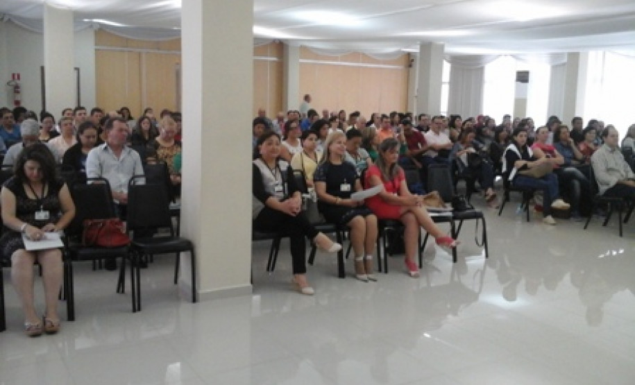 O trabalho de atualização dos currículos dos cursos técnicos da rede estadual de ensino teve continuidade, nessa semana, na cidade de Foz do Iguaçu (Oeste do Paraná). As oficinas se encerraram nessa quinta-feira (20) com a discussão de três cursos do Eixo Tecnológico Gestão e Negócios: Técnico em Administração, Técnico em Contabilidade e Técnico em Recursos Humanos.