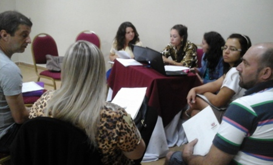 O trabalho de atualização dos currículos dos cursos técnicos da rede estadual de ensino teve continuidade, nessa semana, na cidade de Foz do Iguaçu (Oeste do Paraná). As oficinas se encerraram nessa quinta-feira (20) com a discussão de três cursos do Eixo Tecnológico Gestão e Negócios: Técnico em Administração, Técnico em Contabilidade e Técnico em Recursos Humanos.