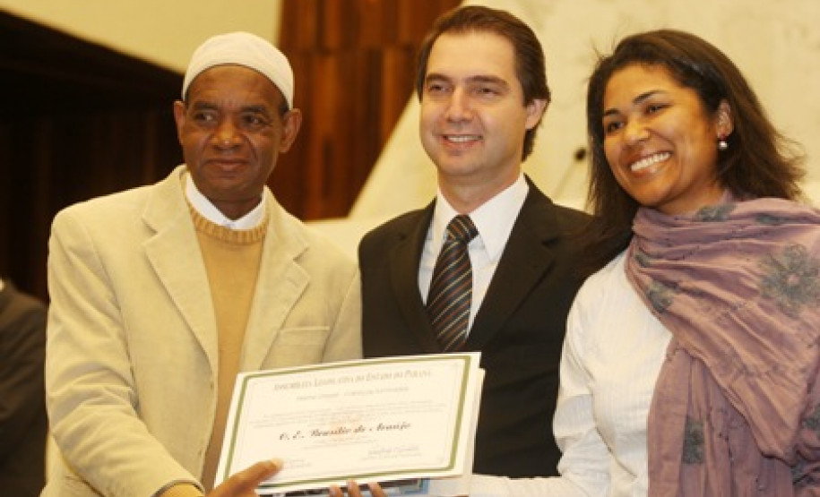 Prêmio Orirerê-Cabeças Iluminadas reconheceu trabalho de professores em prol da implementação da Lei 10.639/03. O evento de divulgação dos ganhadores ocorreu nesta sexta-feira (18), no Plenário da Assembleia Legislativa do Paraná, em Curitiba.