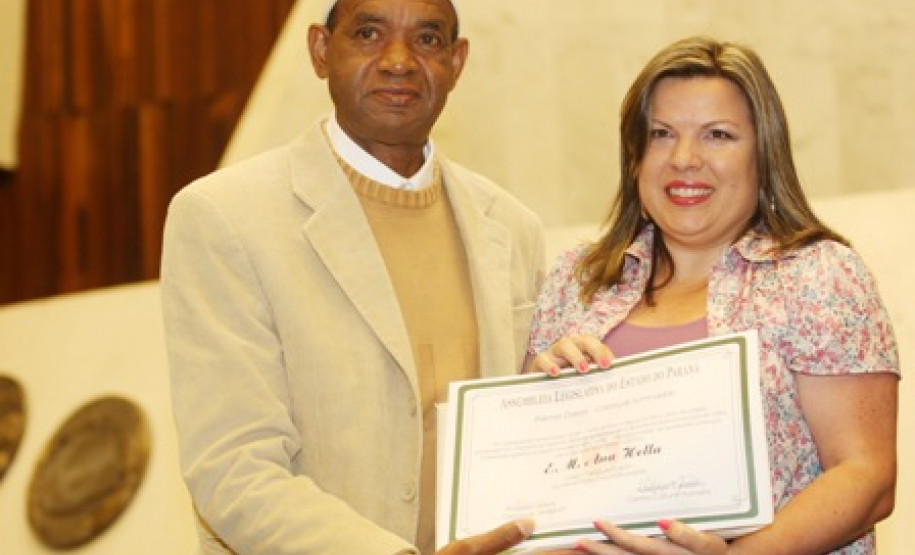 Prêmio Orirerê-Cabeças Iluminadas reconheceu trabalho de professores em prol da implementação da Lei 10.639/03. O evento de divulgação dos ganhadores ocorreu nesta sexta-feira (18), no Plenário da Assembleia Legislativa do Paraná, em Curitiba.