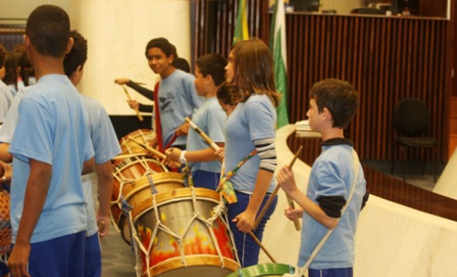 Prêmio Orirerê-Cabeças Iluminadas reconheceu trabalho de professores em prol da implementação da Lei 10.639/03. O evento de divulgação dos ganhadores ocorreu nesta sexta-feira (18), no Plenário da Assembleia Legislativa do Paraná, em Curitiba.