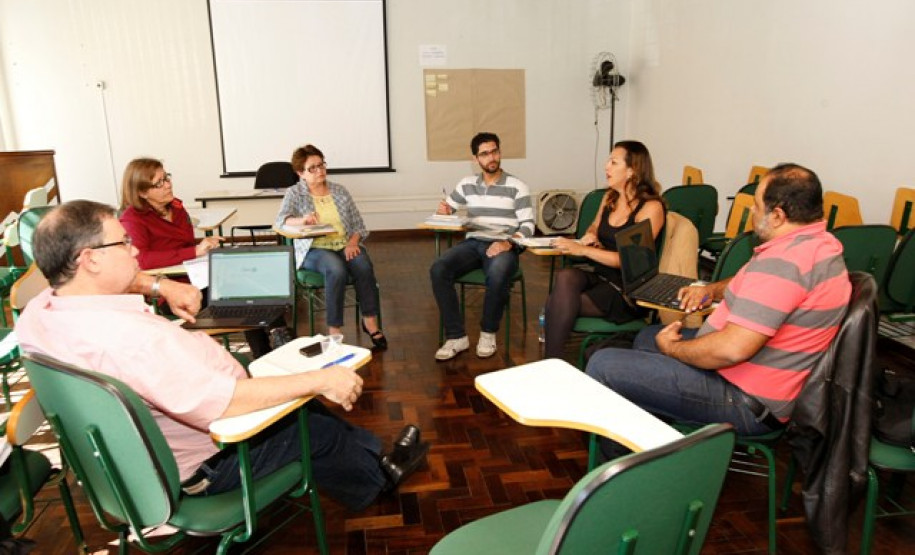 Em quatro anos, 823 professores cursaram mestrado e doutorado Em quatro anos a Secretaria de Estado da Educação liberou o afastamento de 823 professores para cursar mestrado ou doutorado, sem a perda de salários. A prática vem sendo adotada desde 2012, quando foi criado um edital anual que possibilita aos professores solicitar a liberação de suas funções para cursar a pós-graduação Stricto sensu (mestrado ou doutorado) e continuar a receber seus vencimentos sem nenhum ônus.