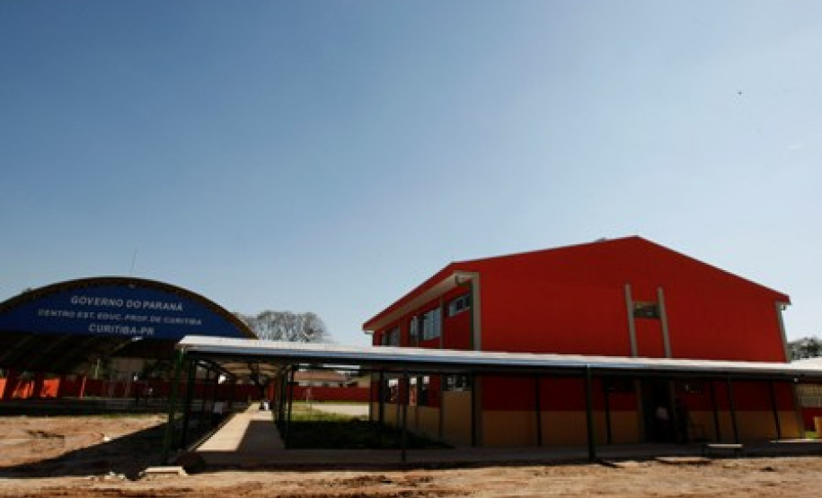 Os estudantes de Curitiba e da Região Metropolitana terão mais duas opções de cursos técnicos profissionalizantes na rede estadual de ensino, em 2016. A partir do próximo ano, o Centro Estadual de Educação Profissional (Ceep) de Curitiba, no bairro Boqueirão, vai ofertar os cursos técnico em Mecânica e técnico em Biotecnologia.