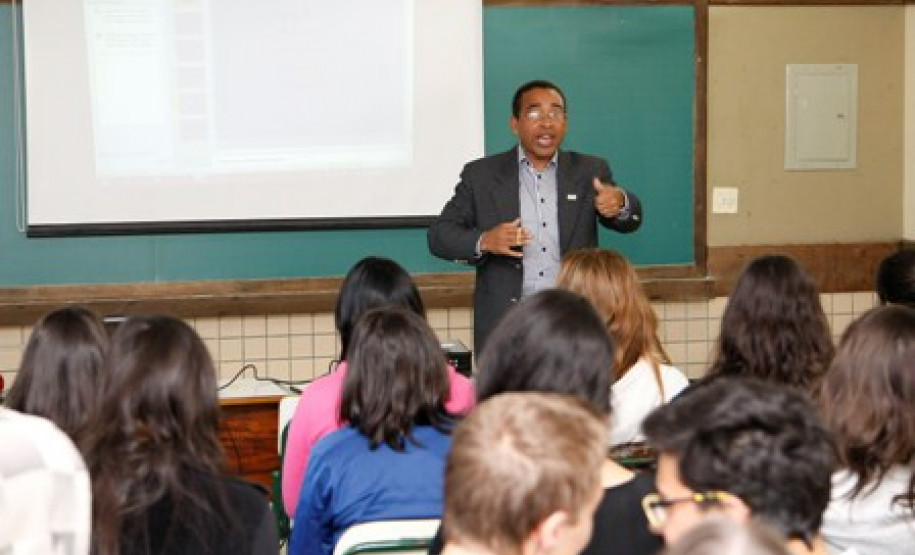 Os estudantes de Curitiba e da Região Metropolitana terão mais duas opções de cursos técnicos profissionalizantes na rede estadual de ensino, em 2016. A partir do próximo ano, o Centro Estadual de Educação Profissional (Ceep) de Curitiba, no bairro Boqueirão, vai ofertar os cursos técnico em Mecânica e técnico em Biotecnologia.