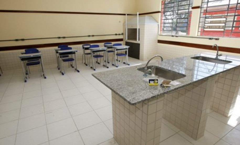 Os estudantes de Curitiba e da Região Metropolitana terão mais duas opções de cursos técnicos profissionalizantes na rede estadual de ensino, em 2016. A partir do próximo ano, o Centro Estadual de Educação Profissional (Ceep) de Curitiba, no bairro Boqueirão, vai ofertar os cursos técnico em Mecânica e técnico em Biotecnologia.