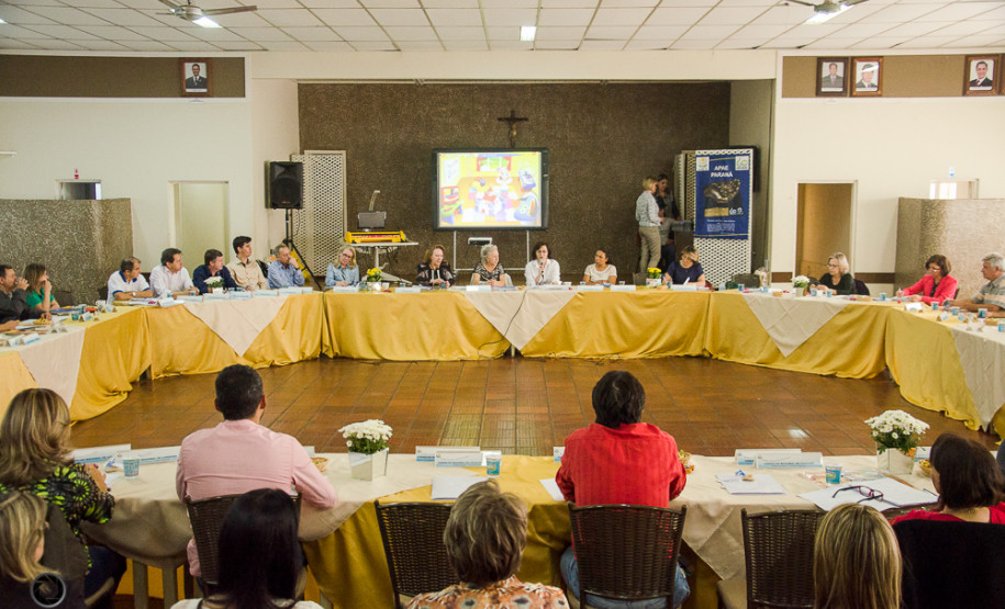Secretária participa da abertura das Olimpíadas das APAES A secretária de Estado da Educação participou, na última sexta-feira (21), da abertura das Olimpíadas Especiais das APAES do Estado do Paraná, realizada no Ginásio de Esportes Luís Augusto Zin. Os jogos são realizados até 26 de agosto, envolvendo 1,2 mil estudantes a partir de 12 anos de idade.