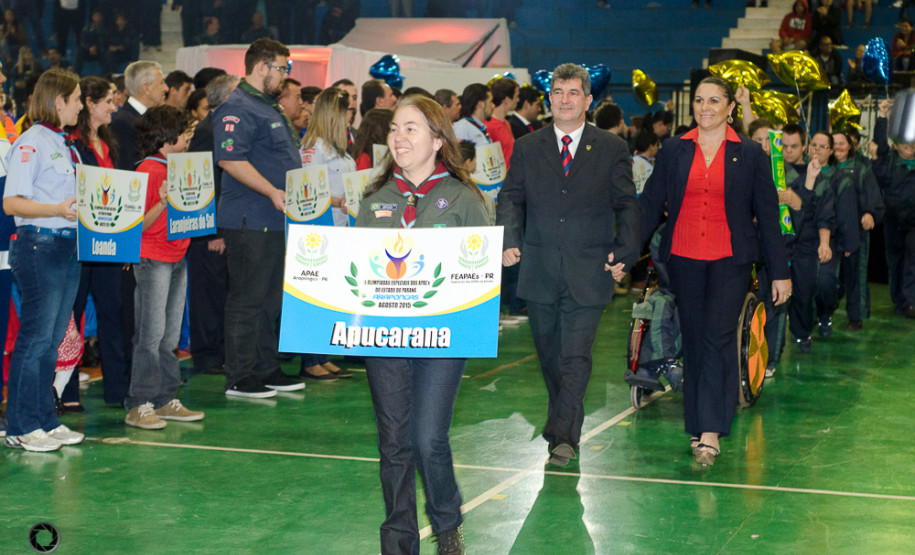 Secretária participa da abertura das Olimpíadas das APAES A secretária de Estado da Educação participou, na última sexta-feira (21), da abertura das Olimpíadas Especiais das APAES do Estado do Paraná, realizada no Ginásio de Esportes Luís Augusto Zin. Os jogos são realizados até 26 de agosto, envolvendo 1,2 mil estudantes a partir de 12 anos de idade.