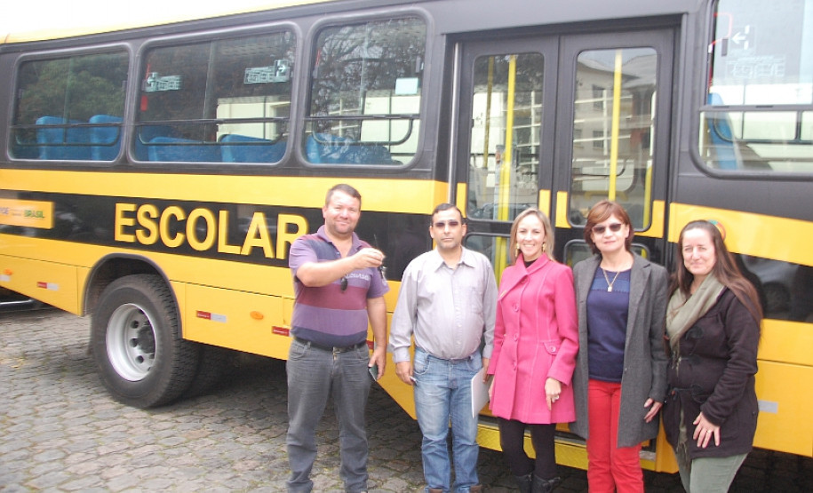 O ônibus tem capacidade para transportar 42 alunos sentados e possui plataforma de elevação, para estudantes que utilizam cadeira de rodas. O veículo também é mais alto, adaptado para circular em estradas de difícil acesso. O investimento foi de R$ 255 mil, recursos do Fundo Nacional de Desenvolvimento da Educação (FNDE).