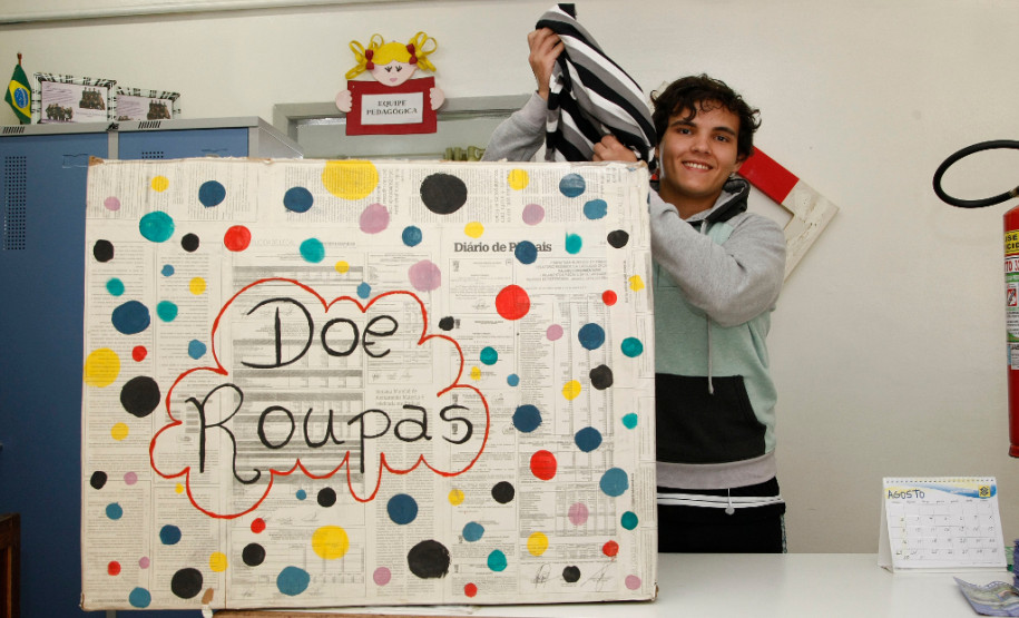 No Colégio Estadual Tenente Sprenger, em Pinhais (Região Metropolitana de Curitiba), além de se preparar para os exames, os alunos do ensino médio têm outra preocupação: ajudar o próximo. Na foto Guilherme Rafael Weber.