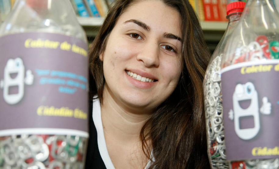 No Colégio Estadual Tenente Sprenger, em Pinhais (Região Metropolitana de Curitiba), além de se preparar para os exames, os alunos do ensino médio têm outra preocupação: ajudar o próximo. Na foto Aline Manoele Gonçalves.