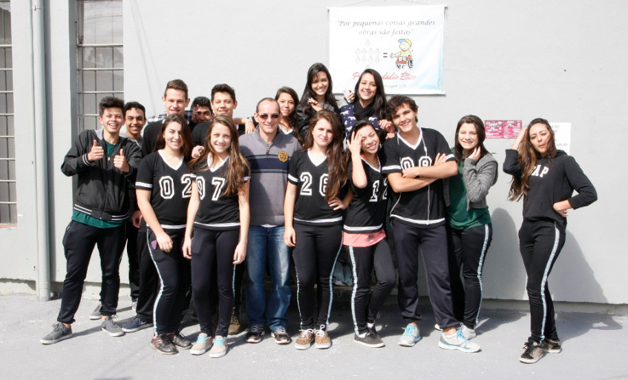 No Colégio Estadual Tenente Sprenger, em Pinhais (Região Metropolitana de Curitiba), além de se preparar para os exames, os alunos do ensino médio têm outra preocupação: ajudar o próximo.