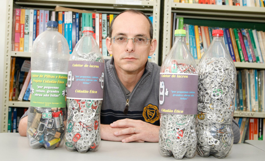 No Colégio Estadual Tenente Sprenger, em Pinhais (Região Metropolitana de Curitiba), além de se preparar para os exames, os alunos do ensino médio têm outra preocupação: ajudar o próximo. Na foto professor João Carlos Brandão.
