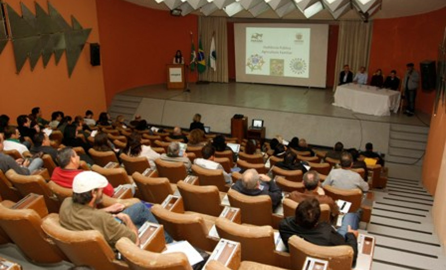A Secretaria de Estado da Educação realizou nesta terça-feira (25), em Curitiba, audiência pública com produtores rurais e representantes de 30 cooperativas para debater os preços dos alimentos da agricultura familiar que serão fornecidos às escolas da rede estadual em 2016. Este é o terceiro ano em que os agricultores participam diretamente das discussões para definição dos preços dos alimentos que irão fornecer.