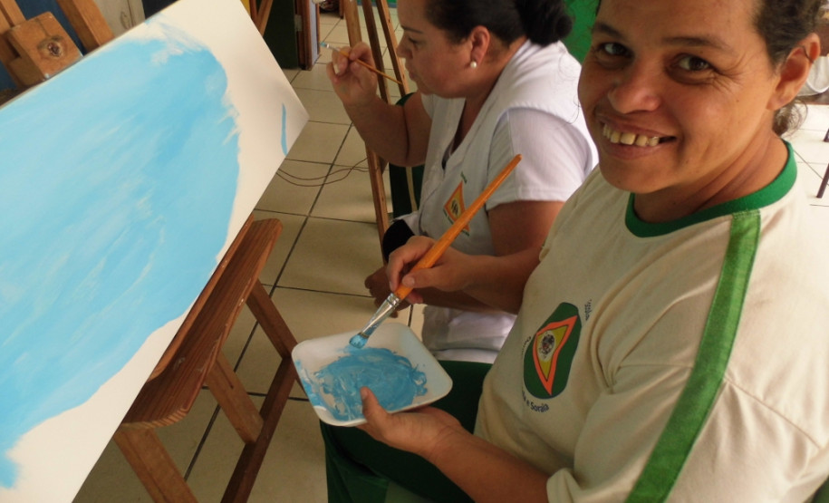 Os alunos da Escola de Educação Especial Daniela, Emanoela e Soraia, em Guaratuba, receberam nessa última sexta-feira (21) uma comitiva de Hyogo, província do Japão. Os representantes estrangeiros vieram conhecer as atividades artísticas realizadas pela escola do Projeto Manguezais.