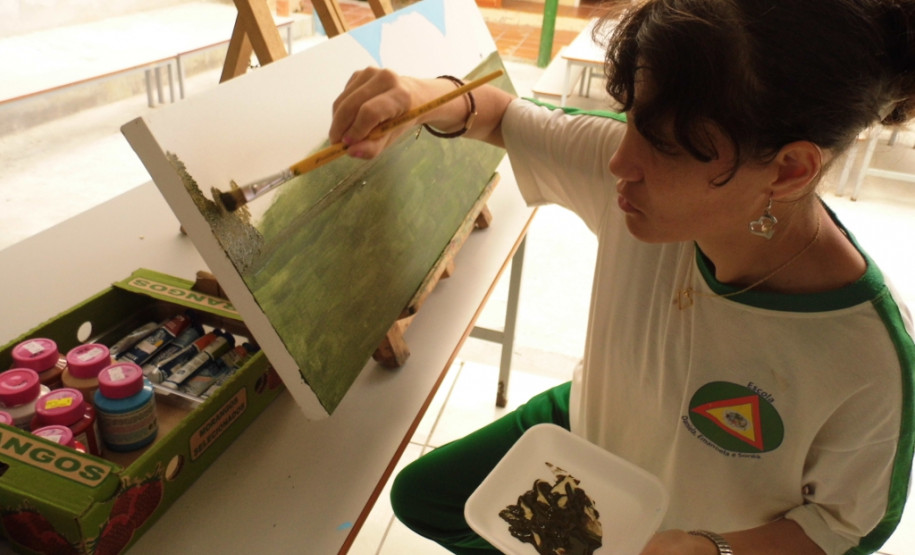 Os alunos da Escola de Educação Especial Daniela, Emanoela e Soraia, em Guaratuba, receberam nessa última sexta-feira (21) uma comitiva de Hyogo, província do Japão. Os representantes estrangeiros vieram conhecer as atividades artísticas realizadas pela escola do Projeto Manguezais.