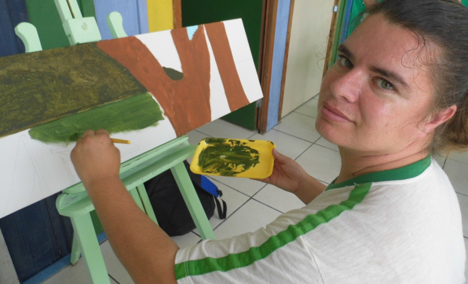 Os alunos da Escola de Educação Especial Daniela, Emanoela e Soraia, em Guaratuba, receberam nessa última sexta-feira (21) uma comitiva de Hyogo, província do Japão. Os representantes estrangeiros vieram conhecer as atividades artísticas realizadas pela escola do Projeto Manguezais.