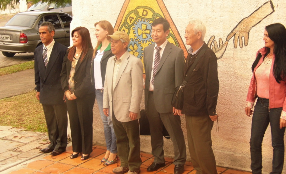 Os alunos da Escola de Educação Especial Daniela, Emanoela e Soraia, em Guaratuba, receberam nessa última sexta-feira (21) uma comitiva de Hyogo, província do Japão. Os representantes estrangeiros vieram conhecer as atividades artísticas realizadas pela escola do Projeto Manguezais.