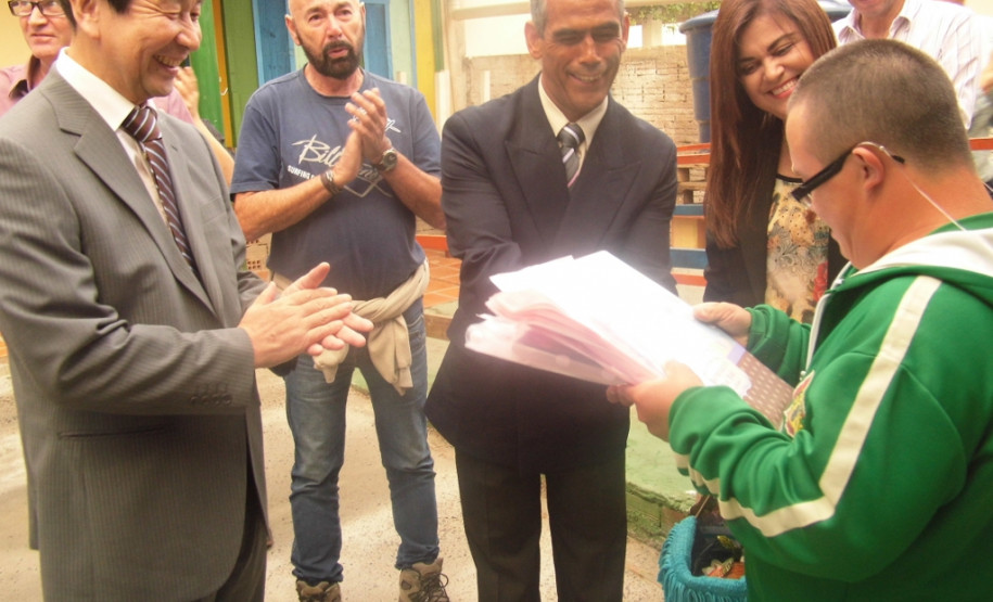 Os alunos da Escola de Educação Especial Daniela, Emanoela e Soraia, em Guaratuba, receberam nessa última sexta-feira (21) uma comitiva de Hyogo, província do Japão. Os representantes estrangeiros vieram conhecer as atividades artísticas realizadas pela escola do Projeto Manguezais.