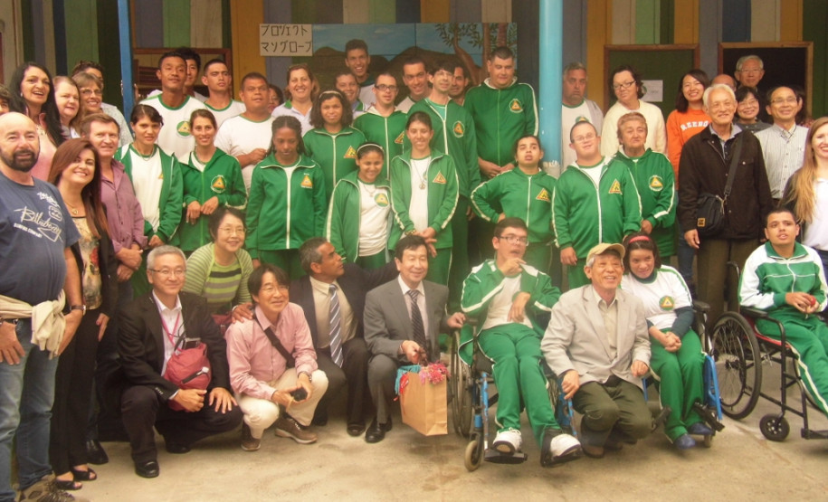 Os alunos da Escola de Educação Especial Daniela, Emanoela e Soraia, em Guaratuba, receberam nessa última sexta-feira (21) uma comitiva de Hyogo, província do Japão. Os representantes estrangeiros vieram conhecer as atividades artísticas realizadas pela escola do Projeto Manguezais.