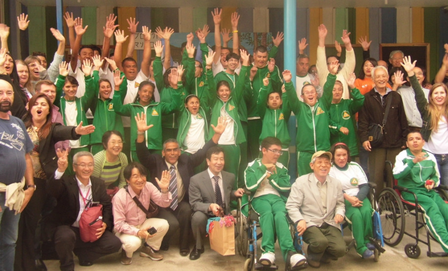 Os alunos da Escola de Educação Especial Daniela, Emanoela e Soraia, em Guaratuba, receberam nessa última sexta-feira (21) uma comitiva de Hyogo, província do Japão. Os representantes estrangeiros vieram conhecer as atividades artísticas realizadas pela escola do Projeto Manguezais.