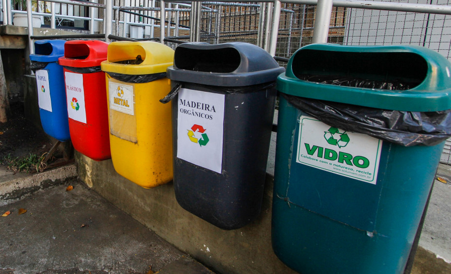 Técnicos da Secretaria Estadual do Meio Ambiente e Recursos Hídricos estão capacitando funcionários e professores da rede estadual.