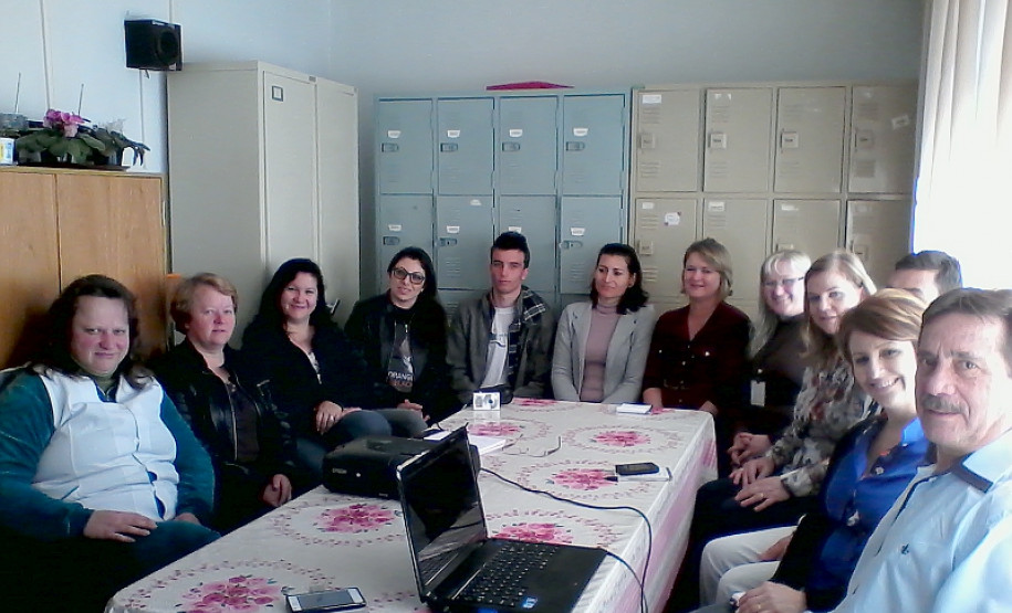 Entre 17 e 21 de agosto, o “Gestão Financeira na Escola” foi apresentado para os diretores, alunos, pais, professores e funcionários nas escolas onde será implantado. Uma das principais características do projeto é a indicação de um agente financeiro nos colégios. Esse funcionário fica responsável pela prestação de contas da unidade e de toda a parte burocrática que envolve o recebimento de recursos. Isso ajuda o diretor, que antes precisava resolver sozinho estas questões.