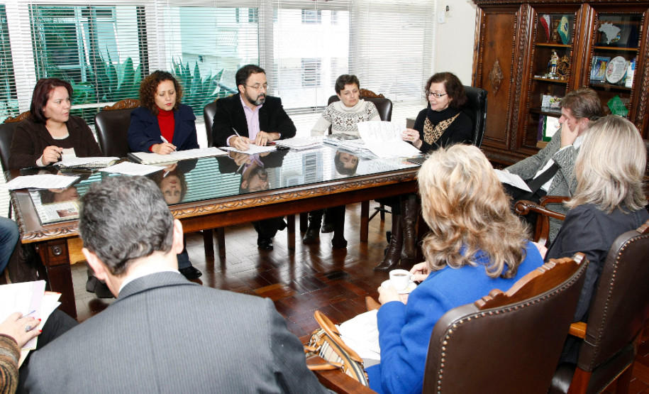 A secretária de Estado da Educação, professora Ana Seres, reuniu-se nesta quinta-feira (27) com representantes do sindicato dos professores, para conversar sobre a proposta do governo para o processo de escolha dos diretores das escolas da rede estadual de ensino. O projeto de lei enviado pelo governo tramita na Assembleia Legislativa e aguarda votação. As eleições serão realizadas em novembro e dezembro. Os mandatos atuais se encerram em 31 de dezembro.