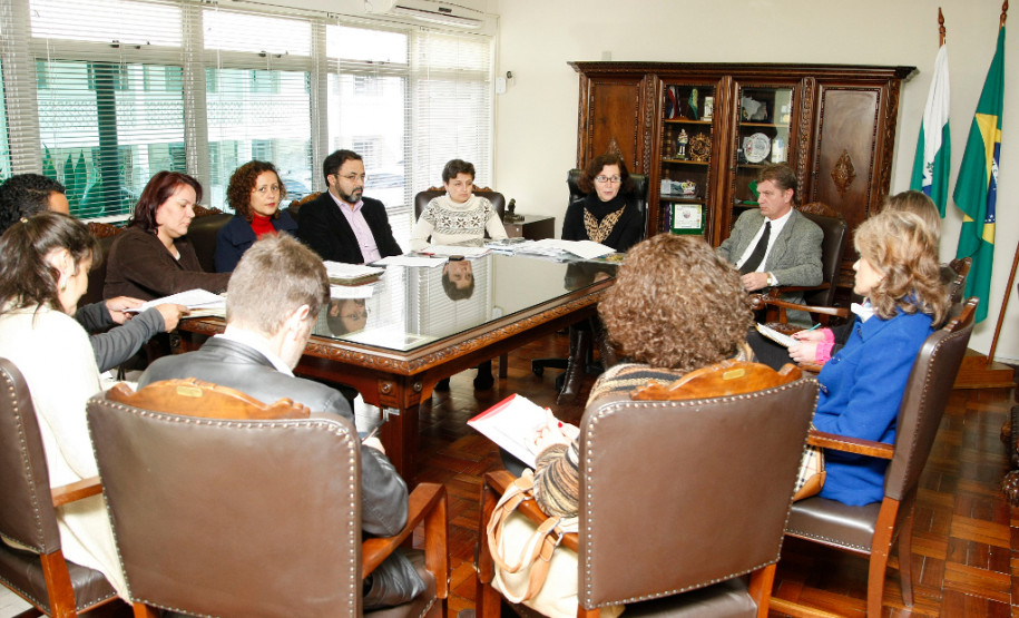 A secretária de Estado da Educação, professora Ana Seres, reuniu-se nesta quinta-feira (27) com representantes do sindicato dos professores, para conversar sobre a proposta do governo para o processo de escolha dos diretores das escolas da rede estadual de ensino. O projeto de lei enviado pelo governo tramita na Assembleia Legislativa e aguarda votação. As eleições serão realizadas em novembro e dezembro. Os mandatos atuais se encerram em 31 de dezembro.