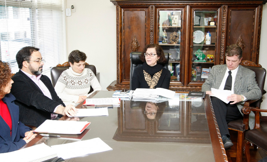 A secretária de Estado da Educação, professora Ana Seres, reuniu-se nesta quinta-feira (27) com representantes do sindicato dos professores, para conversar sobre a proposta do governo para o processo de escolha dos diretores das escolas da rede estadual de ensino. O projeto de lei enviado pelo governo tramita na Assembleia Legislativa e aguarda votação. As eleições serão realizadas em novembro e dezembro. Os mandatos atuais se encerram em 31 de dezembro.