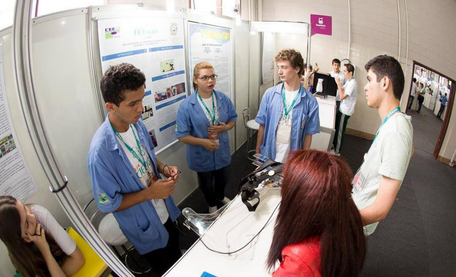 Os alunos Guilherme Biazi Fabin, Gabriel Rodrigues Guia e Pâmela Guimarães Zuniga, do curso técnico em Eletrônica, foram escolhidos para participar da Mostratec 2015 pelo projeto “Recuperação de membros paralisados por meio da robótica”. O trabalho tem orientação do professor Gelson Kaul e coorientação do professor Vander Fábio Silveira.