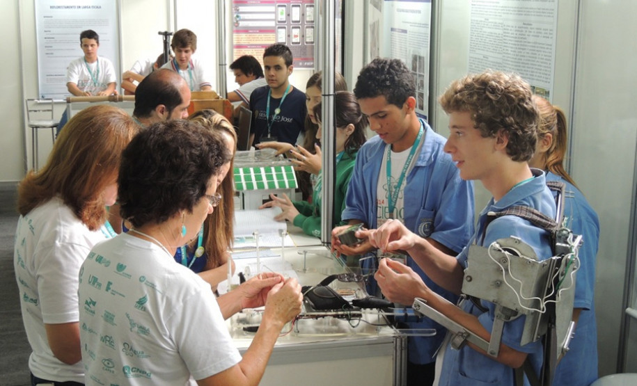 Os alunos Guilherme Biazi Fabin, Gabriel Rodrigues Guia e Pâmela Guimarães Zuniga, do curso técnico em Eletrônica, foram escolhidos para participar da Mostratec 2015 pelo projeto “Recuperação de membros paralisados por meio da robótica”. O trabalho tem orientação do professor Gelson Kaul e coorientação do professor Vander Fábio Silveira.
