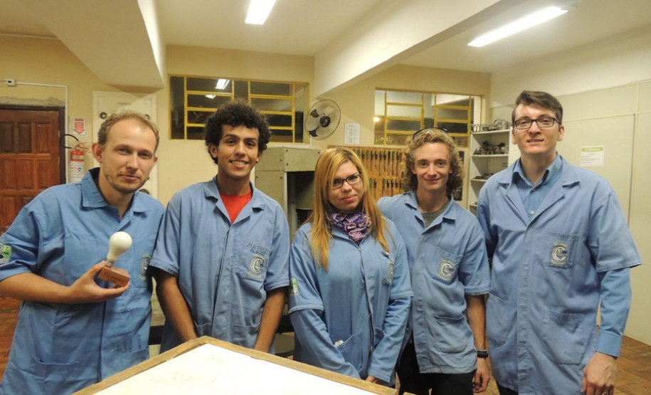Os alunos Guilherme Biazi Fabin, Gabriel Rodrigues Guia e Pâmela Guimarães Zuniga, do curso técnico em Eletrônica, foram escolhidos para participar da Mostratec 2015 pelo projeto “Recuperação de membros paralisados por meio da robótica”. O trabalho tem orientação do professor Gelson Kaul e coorientação do professor Vander Fábio Silveira.