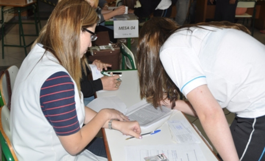 Mais de 2 mil estabelecimentos de ensino em todo Paraná realizam nesta quarta-feira (23) consulta junto à comunidade escolar para escolha de diretores e seus auxiliares. Podem votar professores e funcionários, responsáveis por aluno menor de 16 anos e alunos matriculados no ensino médio e no ensino profissional