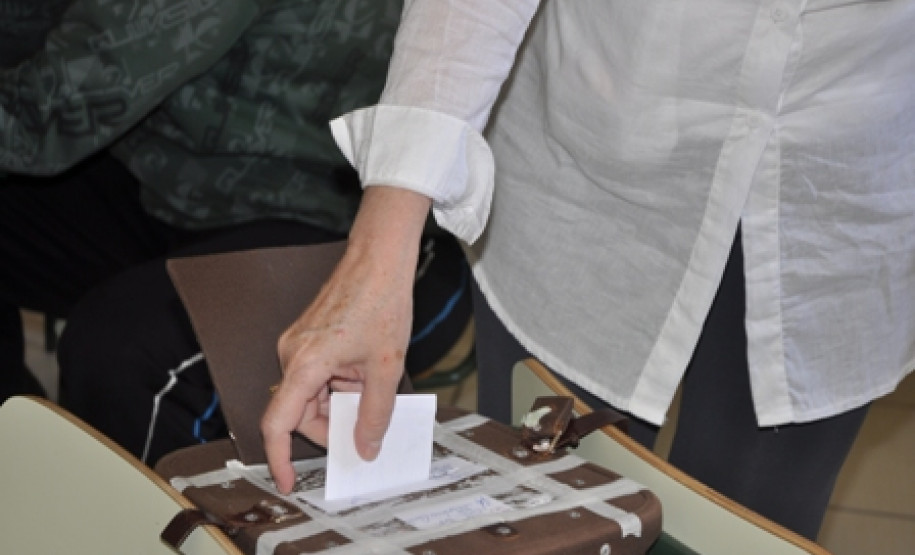 Mais de 2 mil estabelecimentos de ensino em todo Paraná realizam nesta quarta-feira (23) consulta junto à comunidade escolar para escolha de diretores e seus auxiliares. Podem votar professores e funcionários, responsáveis por aluno menor de 16 anos e alunos matriculados no ensino médio e no ensino profissional