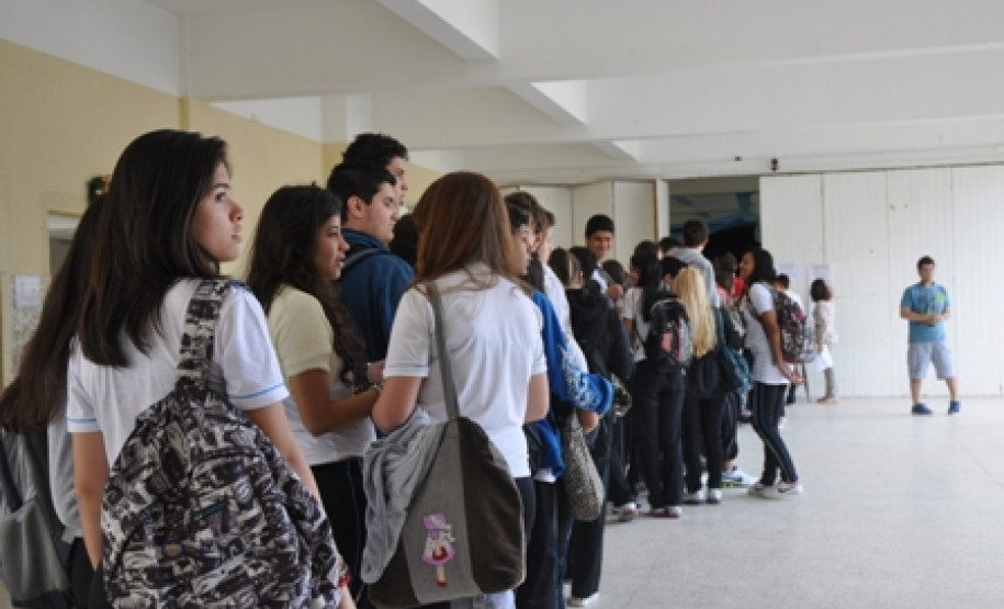 Mais de 2 mil estabelecimentos de ensino em todo Paraná realizam nesta quarta-feira (23) consulta junto à comunidade escolar para escolha de diretores e seus auxiliares. Podem votar professores e funcionários, responsáveis por aluno menor de 16 anos e alunos matriculados no ensino médio e no ensino profissional