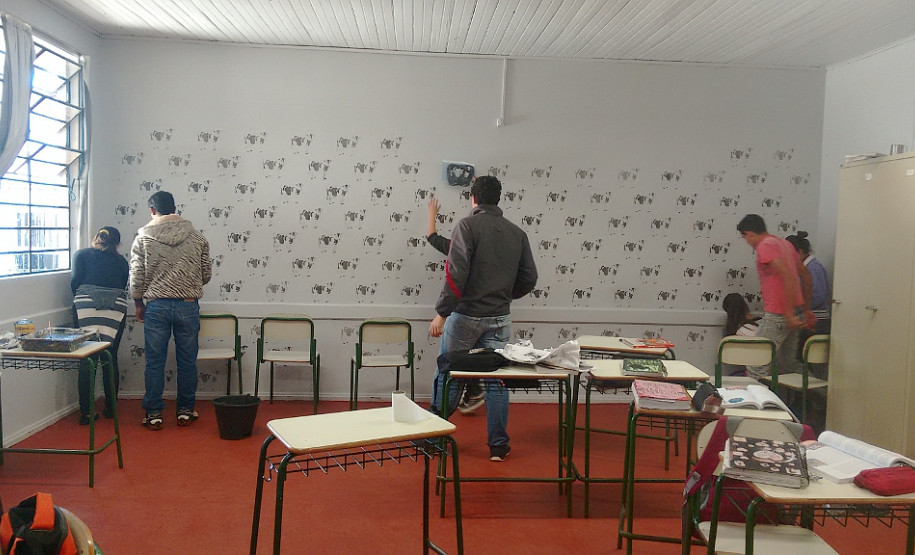 O prédio que abriga o Colégio Estadual Irma Rodrigues da Cruz, do município de Diamante do Sul, está passando por uma grande transformação no visual, graças ao empenho dos alunos da disciplina de Arte Contemporânea.