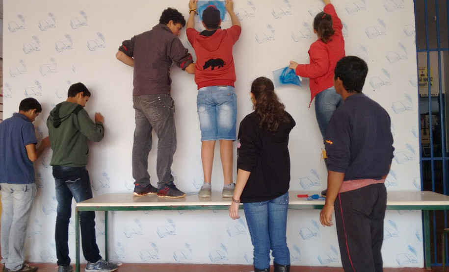 O prédio que abriga o Colégio Estadual Irma Rodrigues da Cruz, do município de Diamante do Sul, está passando por uma grande transformação no visual, graças ao empenho dos alunos da disciplina de Arte Contemporânea.