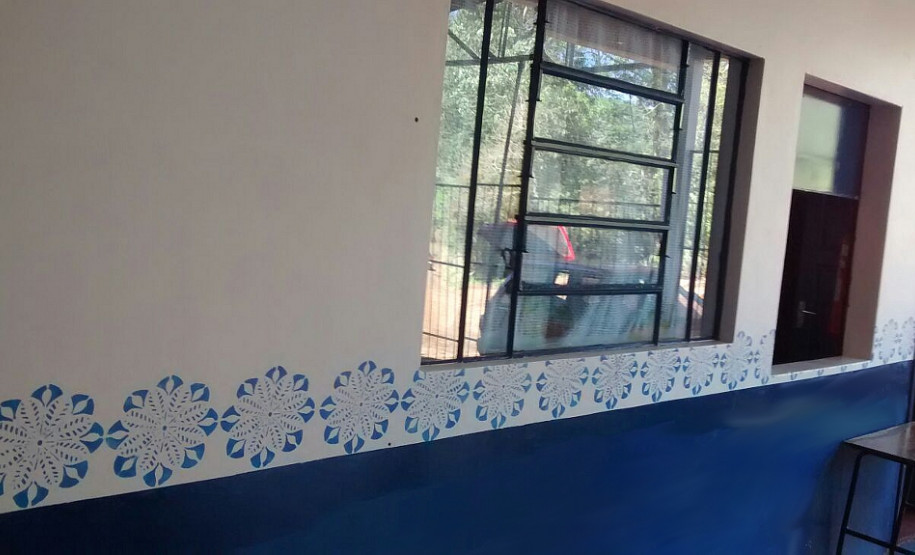 O prédio que abriga o Colégio Estadual Irma Rodrigues da Cruz, do município de Diamante do Sul, está passando por uma grande transformação no visual, graças ao empenho dos alunos da disciplina de Arte Contemporânea.