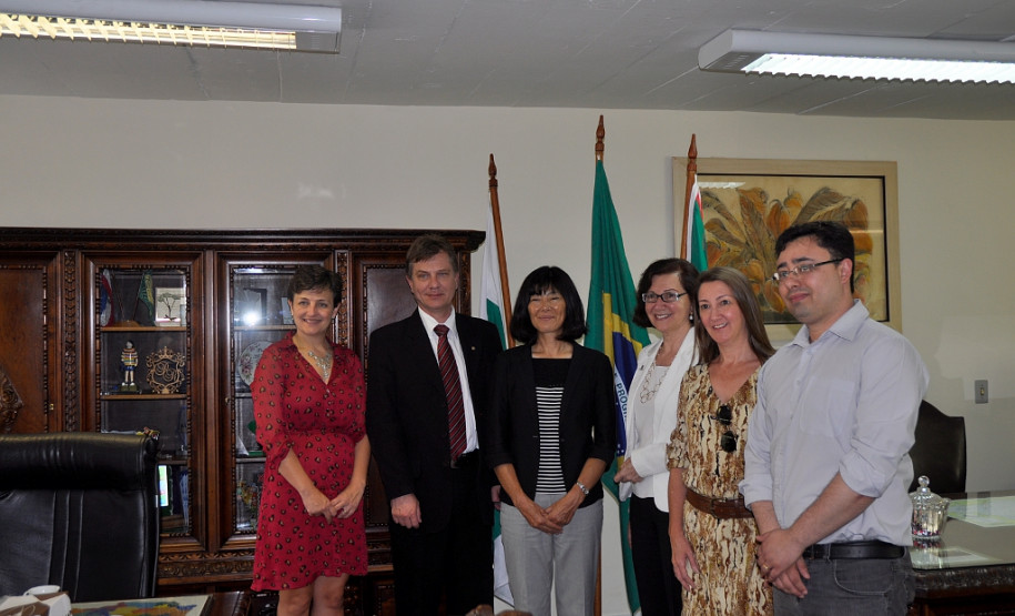 A secretária de Estado da Educação, professora Ana Seres, recebeu, nesta terça-feira (01), em seu gabinete, a supervisora educacional japonesa Shimauchi Mitsuko, do município japonês de Toyohashi. Participaram da reunião também o diretor-geral da SEED, Edmundo da Veiga; a superintendente de Educação, Fabiana Cristina Campos; a superintendente de Desenvolvimento Educacional, Vanda Dolci Garcia; e o diretor de Políticas e Programas Educacionais, Eziquiel Menta.