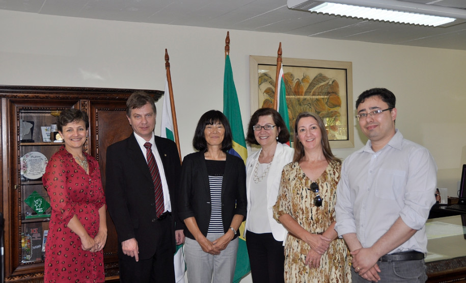 A secretária de Estado da Educação, professora Ana Seres, recebeu, nesta terça-feira (01), em seu gabinete, a supervisora educacional japonesa Shimauchi Mitsuko, do município japonês de Toyohashi. Participaram da reunião também o diretor-geral da SEED, Edmundo da Veiga; a superintendente de Educação, Fabiana Cristina Campos; a superintendente de Desenvolvimento Educacional, Vanda Dolci Garcia; e o diretor de Políticas e Programas Educacionais, Eziquiel Menta.