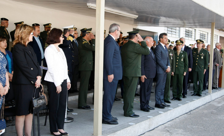 As escolas da rede estadual de ensino iniciaram nesta terça-feira, (01), as atividades em comemoração da Semana da Pátria. As ações antecedem o Dia da Independência, celebrado segunda-feira, dia 7 de Setembro. A cerimônia que marcou o início das festividades foi realizada no Colégio Militar de Curitiba, com a presença do governador Beto Richa, de autoridades militares e civis e da secretária estadual da Educação, professora Ana Seres.