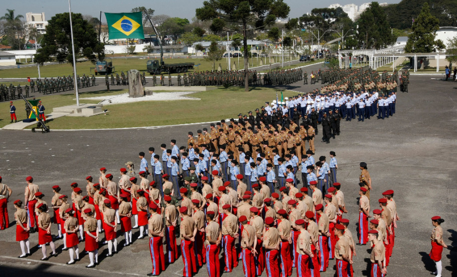 As escolas da rede estadual de ensino iniciaram nesta terça-feira, (01), as atividades em comemoração da Semana da Pátria. As ações antecedem o Dia da Independência, celebrado segunda-feira, dia 7 de Setembro. A cerimônia que marcou o início das festividades foi realizada no Colégio Militar de Curitiba, com a presença do governador Beto Richa, de autoridades militares e civis e da secretária estadual da Educação, professora Ana Seres.